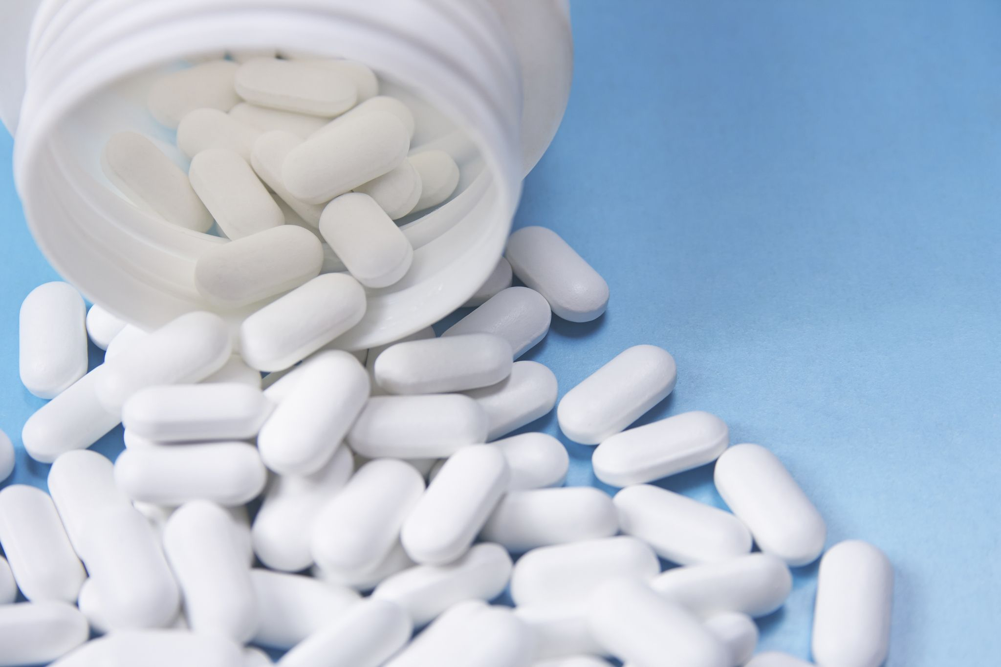 pills_spilling_bottle